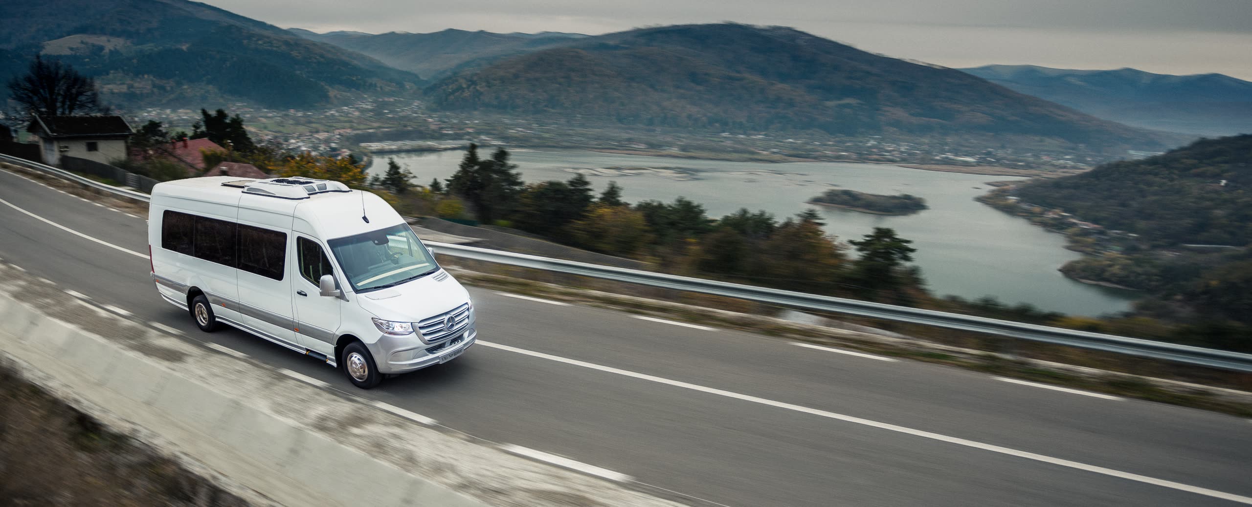 Пасажирський мікроавтобус Mercedes-Benz Sprinter на гірській трасі