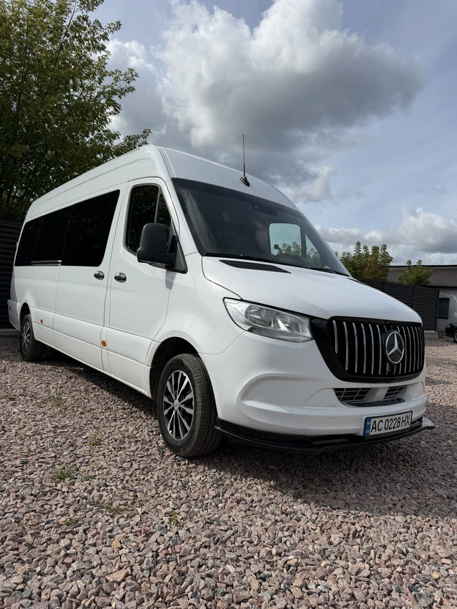 Автобус зовні: білий Mercedes-Benz Sprinter з високим дахом, вигляд спереду збоку
