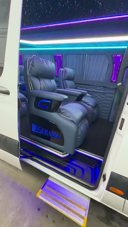 Салон буса: сірі крісла, фіолетове підсвічування, логотип Bugera Bus на спинці
